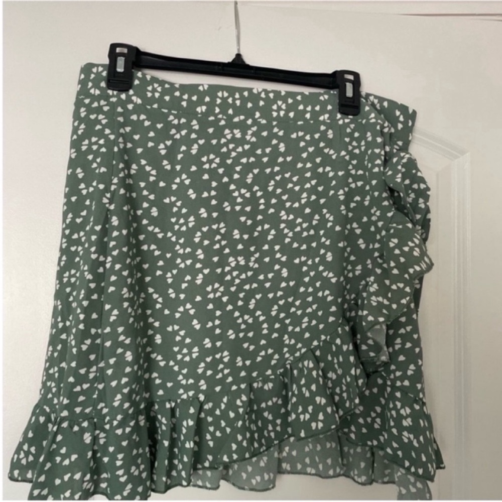 Amazon Women’s Green Ruffle Skirt with White Pattern L